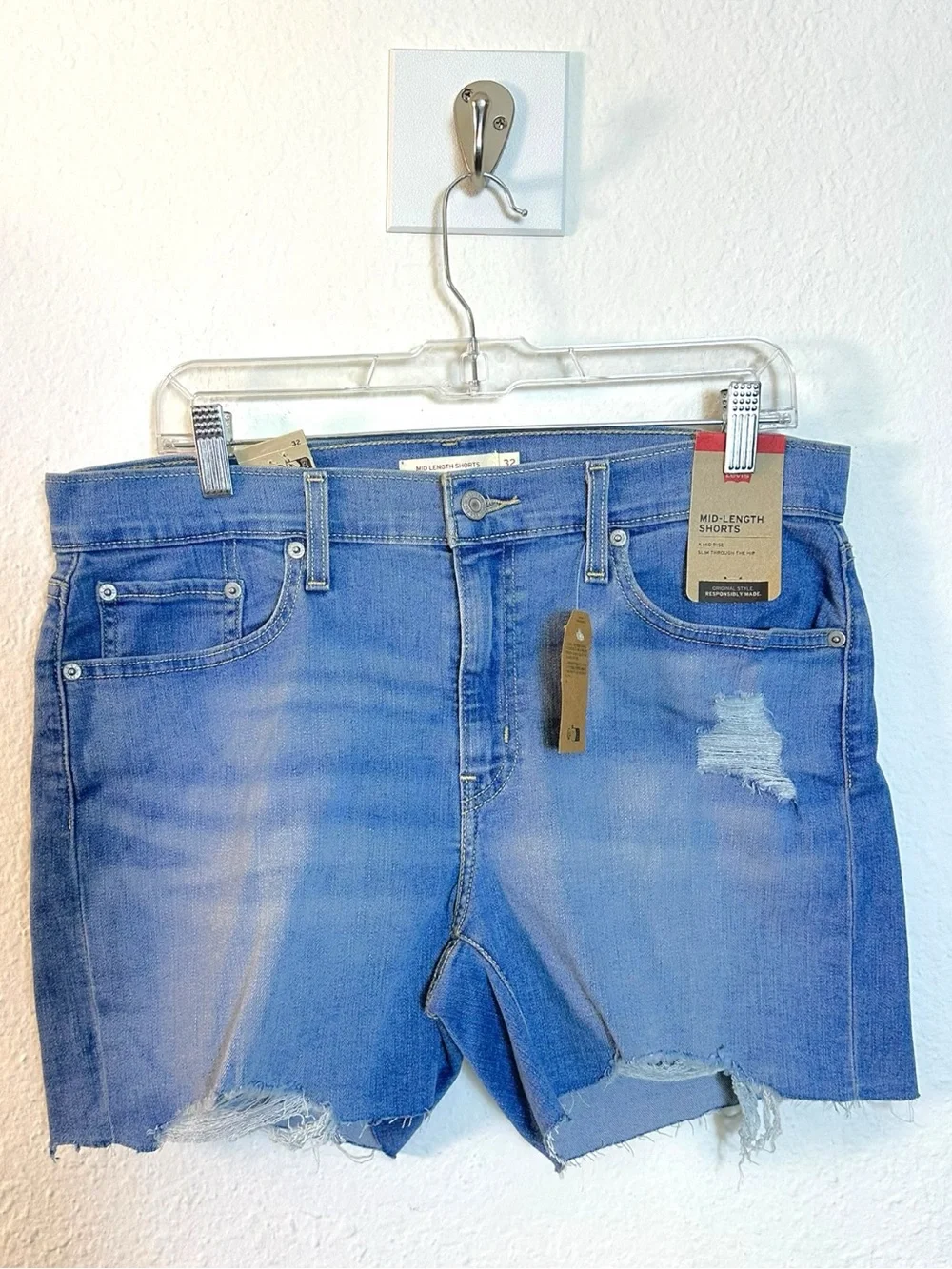 Levi’s Mid Length Shorts I'm Just A Fan Medium Wash Size 32 NWT Stretch Denim